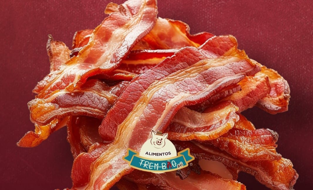 Bacon Trem Bão fatiado e defumado — pilha apetitosa sobre fundo bordô